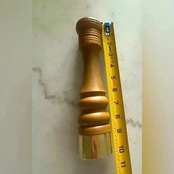 Beautiful vintage Nasco wood and brass salt and pepper shakers made in Japan. - Picture 7 of 9